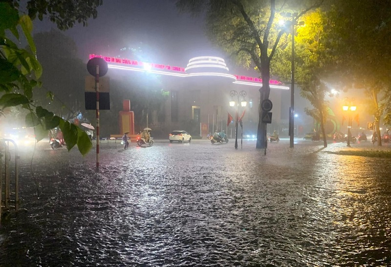 Typhoon Yagi caused heavy rainfall and flooding on many streets in Hanoi